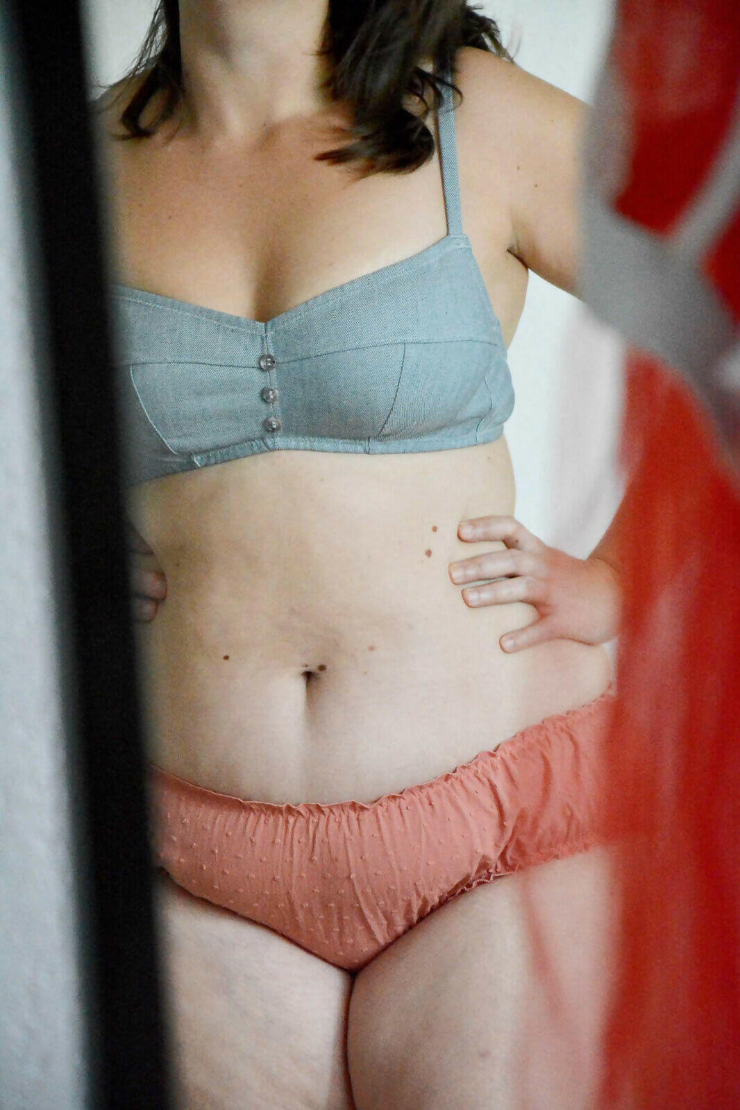 Femme portant un soutien-gorge en denim et un bloomer culotte Mango Fizz, mettant en avant le style rétro et moderne.