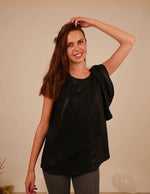 Modèle portant un débardeur Cara noir, élégant et décontracté, parfait pour les événements. Couture personnalisable.