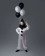 Enfant déguisé en clown ANALYA avec ballons noirs et blancs, prêt à s'amuser pour une fête.
