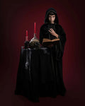 Déguisement Arthur le Mage pour enfants avec robe noire, livre, bougies, et décor de magie.