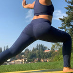 Femme portant Duo KIM - legging pour femmes (34-54) et filles (2-16 Ans), idéal pour le yoga, avec patron de couture pdf à télécharger.