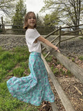 Fille portant une Duo SANTANA - Jupe longue à volants pour femmes (34-54) et filles (2-16 Ans), patron de couture pdf à télécharger.