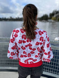 Femme portant un Duo VANOU - Le top pour femmes (34 au 54) et filles (2 à 16 Ans) avec motif floral, patron de couture pdf à télécharger.