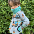 Enfant portant un Duo sweat TITUS pour adultes (XS - XXXL) et enfants (2 - 16 Ans), patron de couture pdf à télécharger, motif ludique.