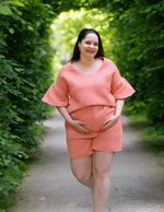 Femme enceinte portant l'Ensemble Callice, patron de couture pdf à télécharger, pour un look estival et chic.
