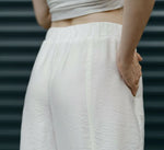 Vue arrière du pantalon blanc de l'Ensemble pantalon et haut pour femme - XXS/XL - SIMPLY SOPHISTICATED, patron de couture pdf à télécharger.
