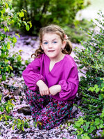 Enfant portant FIGUE - La blouse parfaite dans un jardin, patron de couture pdf à télécharger inclus.