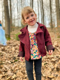 Enfant portant FRAMBOISE - Le perfecto dans la forêt, modèle de patron de couture pdf à télécharger, adapté pour toute occasion.