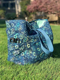 GRAND-MAMAN - Sac de tricot 35cm x 35cm x 20cm avec motifs floraux, idéal pour patron de couture pdf à télécharger, posé sur herbe verte.