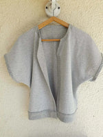 Gilet Emeraude style kimono sur cintre, patron de couture pdf à télécharger, manches chauve-souris, coupe décontractée et confortable.
