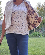 Gilet de Berger Cérès porté par une femme, montrant le motif intérieur et le confort d'une pièce polyvalente.
