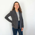 Gilet femme Jasmin en couleur gris foncé, élégant et confortable, adapté à la mi-saison, avec patron PDF disponible.