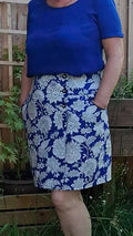 Jupe bleue à motif floral portée dans un jardin, exemple de Jupe Améthyste avec patron de couture pdf à télécharger.
