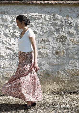 Femme portant la Jupe Carmen, longue et élastiquée, patron de couture pdf à télécharger inclus.