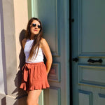 Femme portant la Jupe / Short Bibiche - T34 à 48, patron de couture pdf à télécharger, style décontracté avec ceinture et volants.