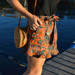 Jupe / Short Bibiche - T34 à 48 en promenade estivale, patron de couture PDF à télécharger, détails élégants sur un pont ensoleillé.