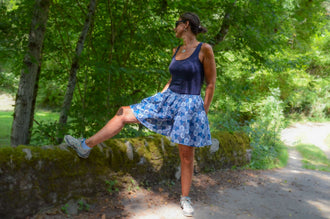 Femme portant un jupe-short LILAS dans une forêt en été, illustrant le confort et l'élégance casual.