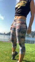 Femme portant le KIM - legging pour femmes du 34 au 54, idéal pour la gym, avec ceinture dos en V. Patron de couture PDF à télécharger.