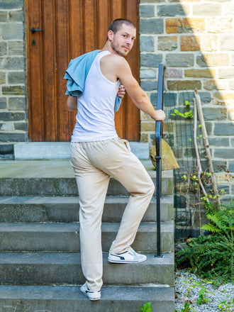 Homme portant KUMQUAT - Le short / bermuda / pantalon, patron de couture pdf à télécharger