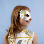 Kit Super Kid - Patron couture accessoires Super-Héros Enfant. Enfant portant un masque argenté. Patron de couture pdf à télécharger