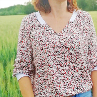 Modèle La Blouse CYCLADINE du 34 au 52 en tissu imprimé, patron de couture pdf à télécharger.
