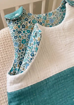 La Gigoteuse Classique en tissu floral bleu et blanc, patron de couture PDF à télécharger pour plusieurs tailles de bébé.