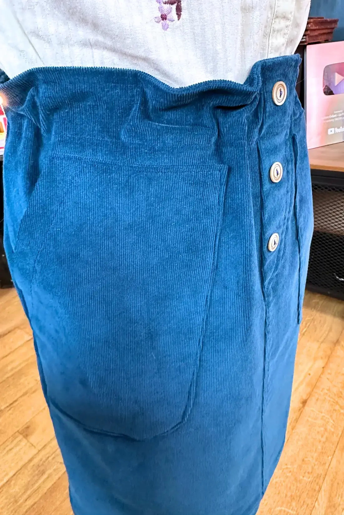 Jupe en velours bleu avec boutons, modèle de couture PDF 'La Jupe Chabichou en 11 tailles', patron de couture pdf à télécharger