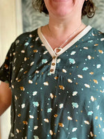 La blouse COLYNE du 34 au 48, blouse sport chic, encolure en maille et décolleté en V, patron de couture pdf à télécharger.