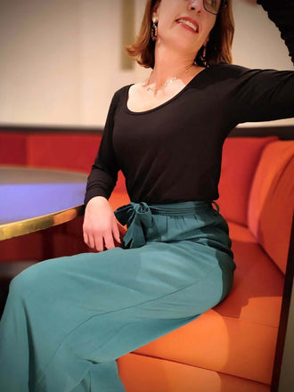 Femme portant La combi Blend Du 32 au 52 avec un haut noir et un bas fluide, patron de couture pdf à télécharger.