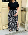 Femme portant la jupe EOLYA du 32 au 52, jupe longue fluide, patron de couture pdf à télécharger avec fente latérale et plis élégants.