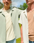 La (sur)chemise Cool du 38 au 54 portée par deux hommes, parfaite pour un style décontracté et tendance.