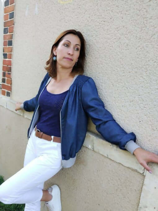 Une femme portant La veste BLOOMY du 34 au 46, une pièce élégante et féminine avec un style sportswear.