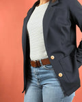 La veste Lory du 32 au 52, modèle moderne et confortable, avec col tailleur et poches plaquées.