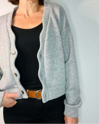 Le Gilet Vinka du 32 au 52 en gris, avec boutons et patte ondulée, parfait pour chaque saison.