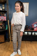 Enfant portant Le Pantalon Gaperon en 13 tailles, patron de couture PDF à télécharger, montrant le design confortable et élégant du modèle.
