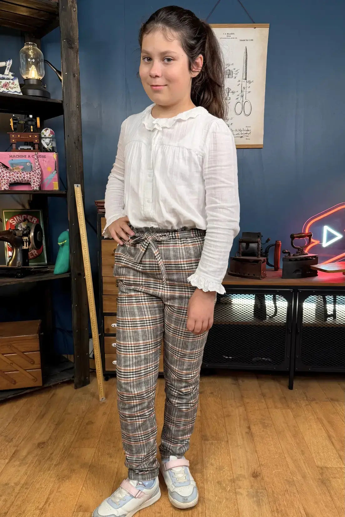 Enfant portant Le Pantalon Gaperon en 13 tailles, patron de couture PDF à télécharger, montrant le design confortable et élégant du modèle.