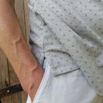 Le Polo Enjoy Homme du 38 au 50 en tissu léger, idéal pour une tenue décontractée ou habillée, patron PDF à télécharger.