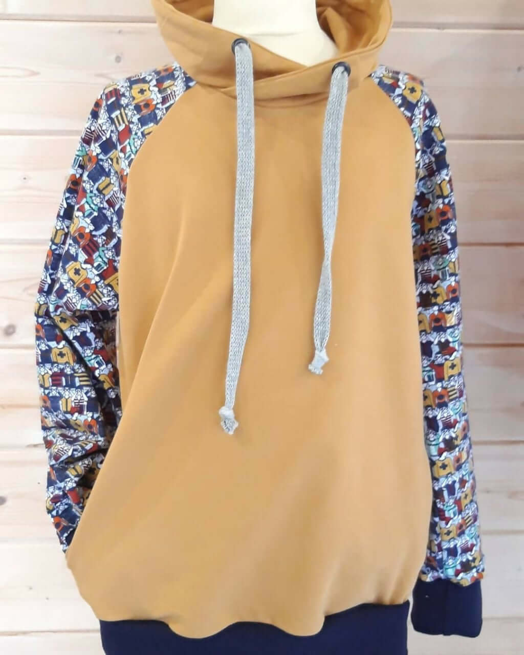 Le SWEAT FLEX du 6 au 16 ans en tissu extensible avec capuche et manches raglan.