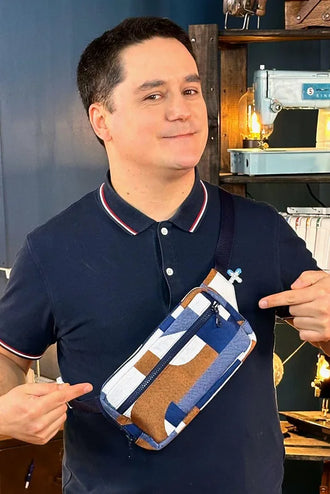 Homme portant Le Sac Banane Abondance, patron de couture pdf à télécharger, taille adulte, design moderne et coloré.