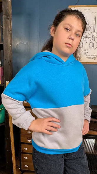 Enfant portant Le Sweat Rollot pour enfant, modèle PDF de patron de couture à télécharger.