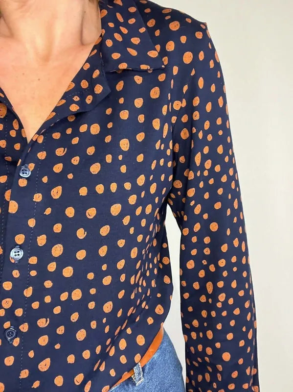 Le chemisier STRETCHY du 32 au 52, élégant en jersey à motifs pois orange sur fond bleu.