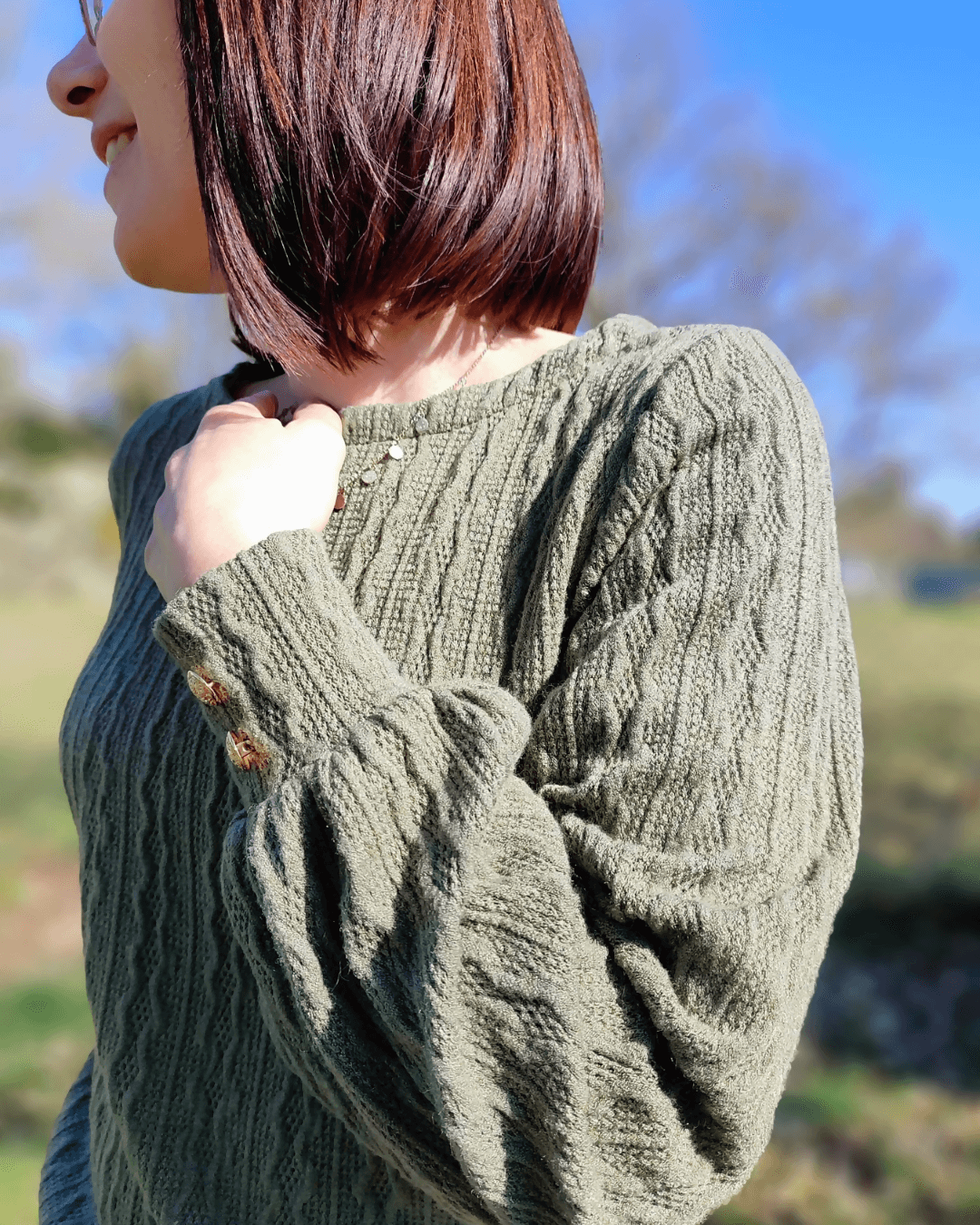 Le pull Axia du 32 au 52 en laine verte, patron de couture pdf à télécharger, parfait pour un style polyvalent et intemporel.