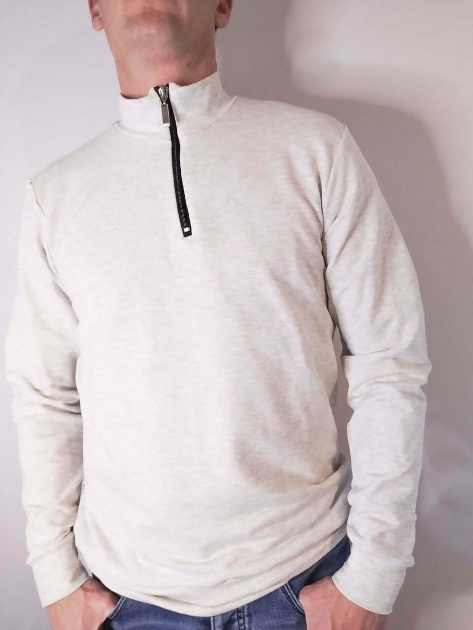 Le pull Socks Duo Homme 38-50 / Garçon 6-16 ans en coloris neutre avec col zippé, style casual et confortable.