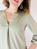 Le top Maly du 32 au 52 en jersey avec col V et manches 3/4, patron de couture pdf à télécharger, idéal pour un look quotidien.