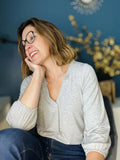 Femme portant Le top Maly du 32 au 52, patron de couture pdf à télécharger, en jersey gris avec col V et manches 3/4.