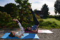 Legging FIT en action : mère et fille en yoga, un moment de bien-être et de détente dans la nature.