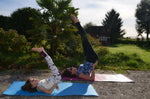 Legging FIT en action : mère et fille en yoga, un moment de bien-être et de détente dans la nature.