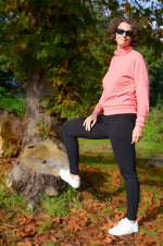 Legging FIT porté par une femme en pull rose dans un jardin, patron de couture pdf à télécharger.