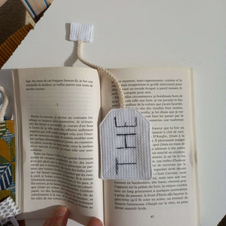 Les 5 MARK' TAPAGE, marque-page en couture avec étiquette brodée, patron de couture pdf à télécharger.