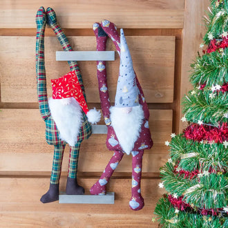 Lutin de Noël à suspendre, joyeux et coloré, décoratif pour les fêtes, présentant des tissus variés et des détails festifs.